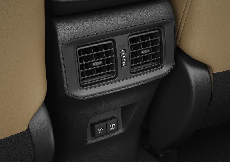 后座有独立空调出口，确保后座乘客空气流通。