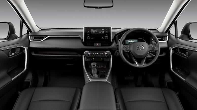 车内饰走实而不华路线，以平直的线条为主要设计元素，视觉上简洁现代。