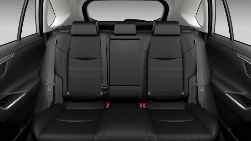 后座空间宽敞，可舒服承载三人。