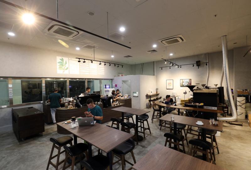 Compound Coffee Co.位于加基武吉的科技联,空间宽敞。