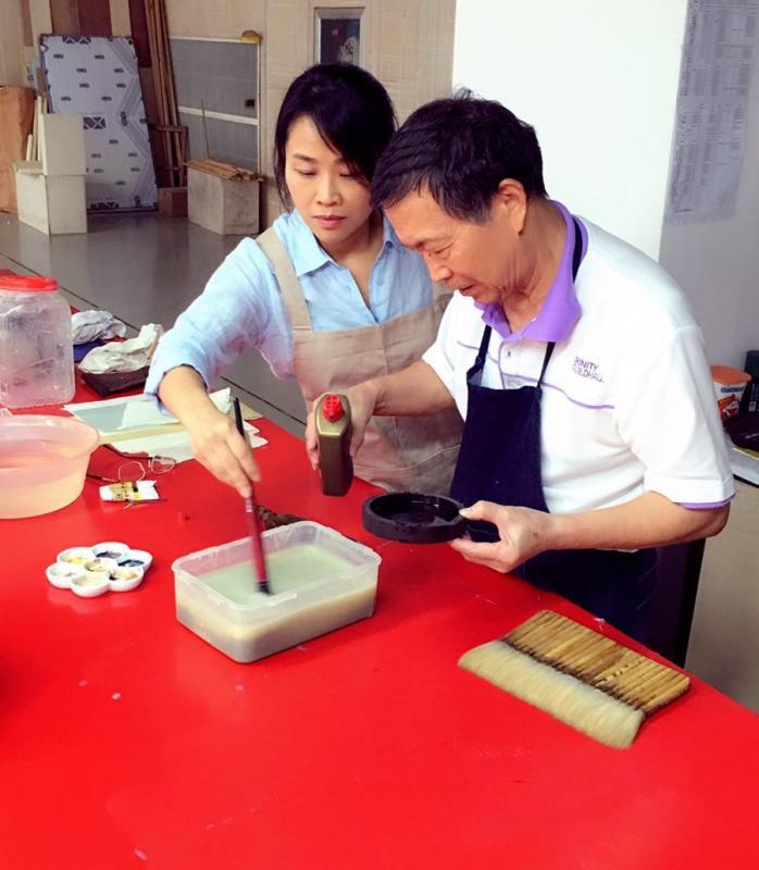 熬浆糊、磨刀、调色都是修复师的基本功。（受访者提供）