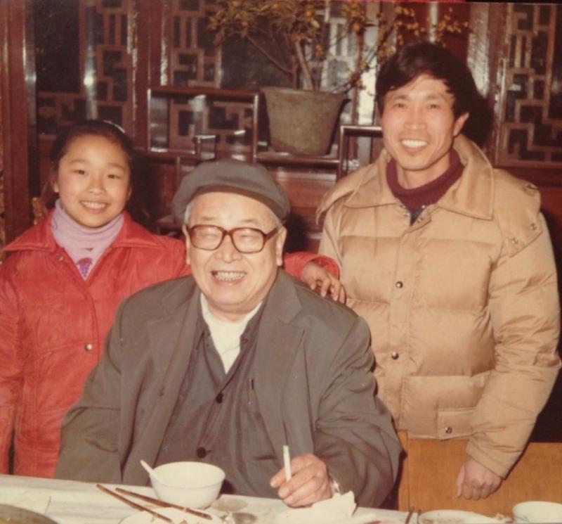 张艳小时候常跟父亲参加书画圈的活动，图中为海派画家唐云。（受访者提供）