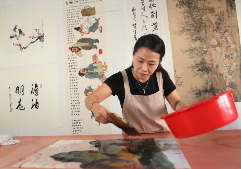 张艳现场展示温水洗画。