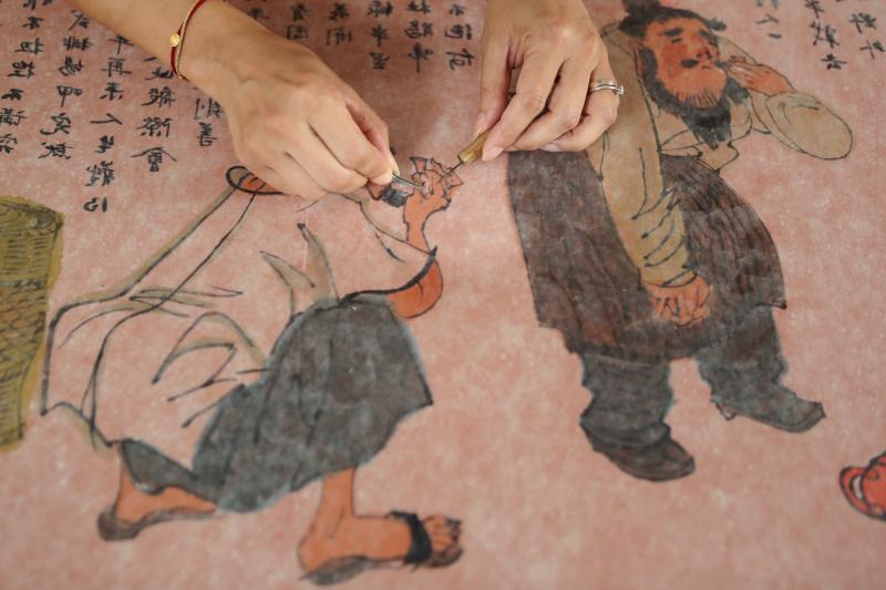 揭裱后要用镊子把残留纸屑夹起来，这样重新装裱时画面才会平整。