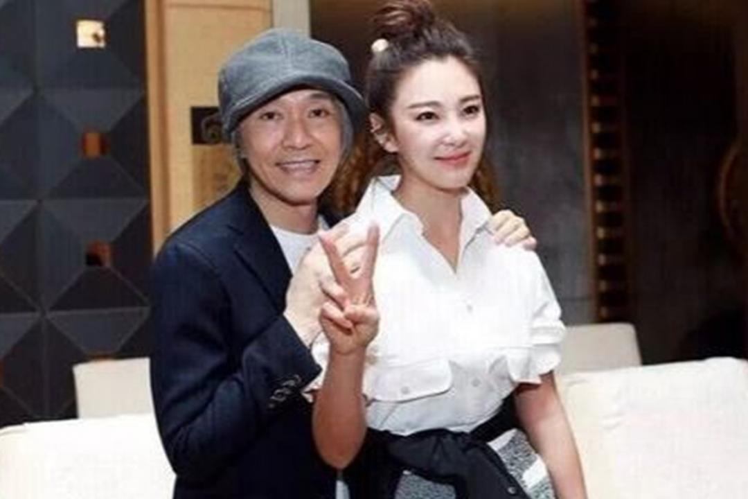 周星驰与张雨绮因合约纠纷一度闹翻。（互联网）