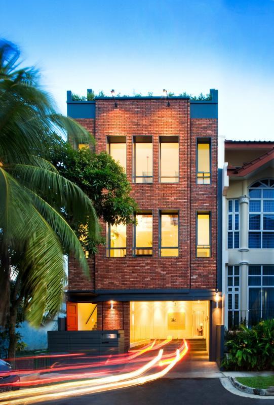 这栋位于花拉公园附近的三层楼半房子,有英式的红砖外观。