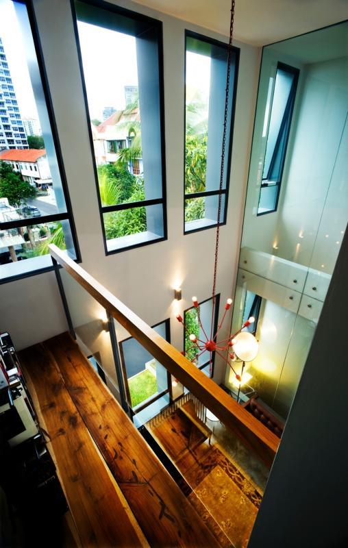 屋内有不少大片的玻璃窗,没有窗帘,采光十足。