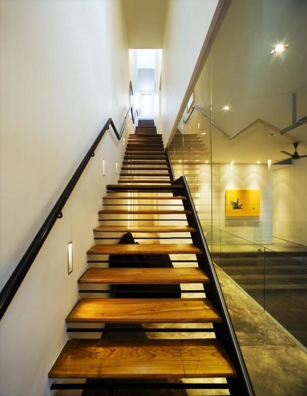 楼梯在一边,上下其他楼层不会经过每层楼内部。