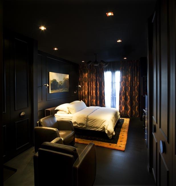 主人房的设计与其他空间不同,像个黑箱。