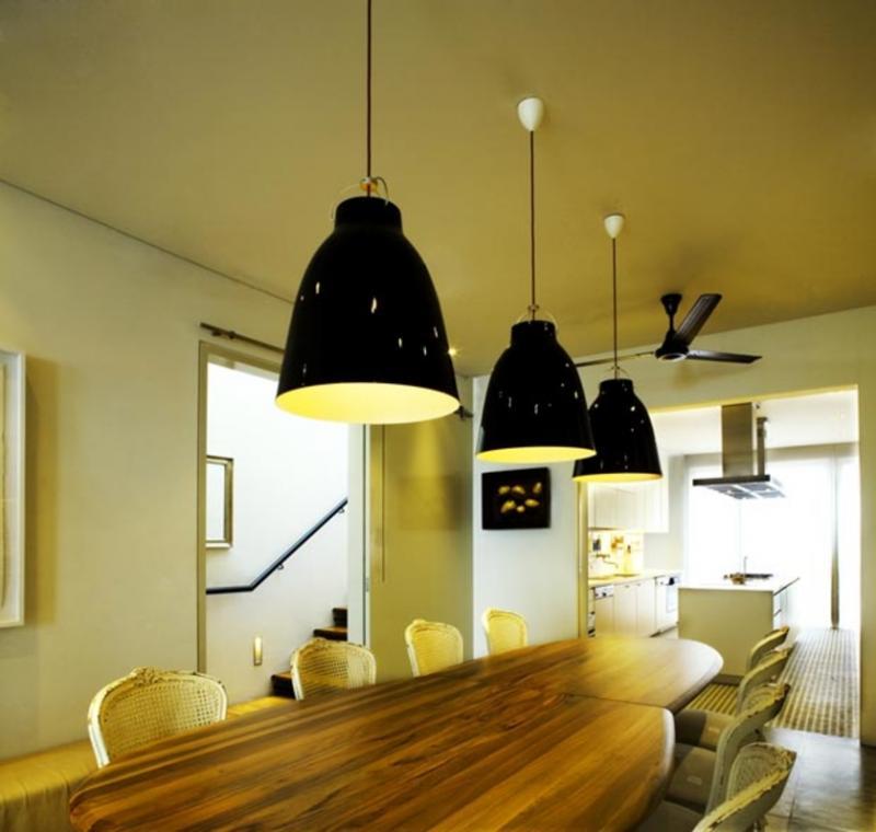 饭厅长桌是宴客要角,后面是屋主展现厨艺的厨房。