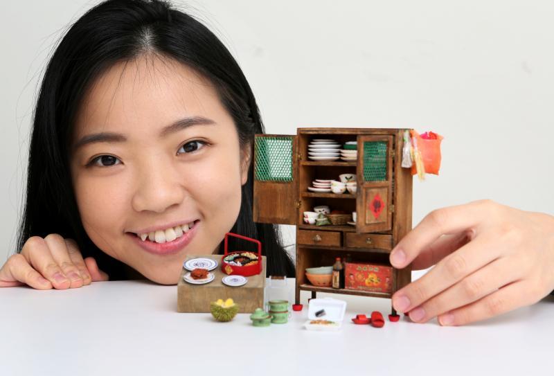 林佩雯参考外婆的厨房打造袖珍厨房模型“南洋食光”，当作给外婆的礼物。（龙国雄摄）