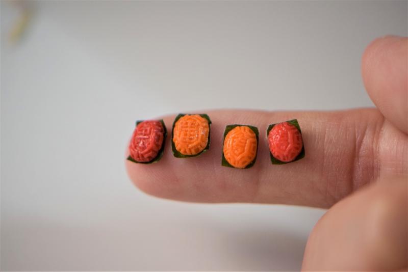 惟妙惟肖的袖珍红龟粿模型。