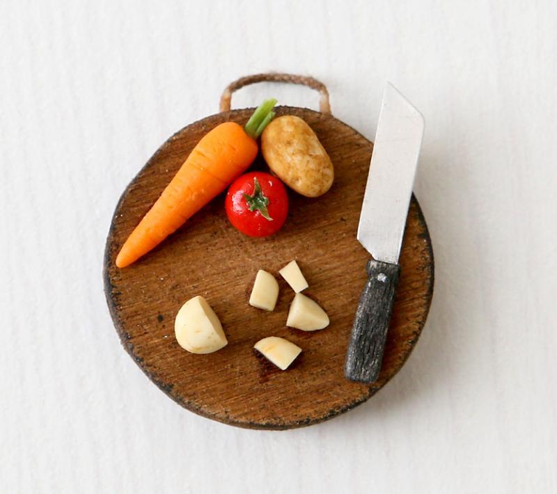 栩栩如生的袖珍砧板、菜刀与蔬菜模型。（龙国雄摄）