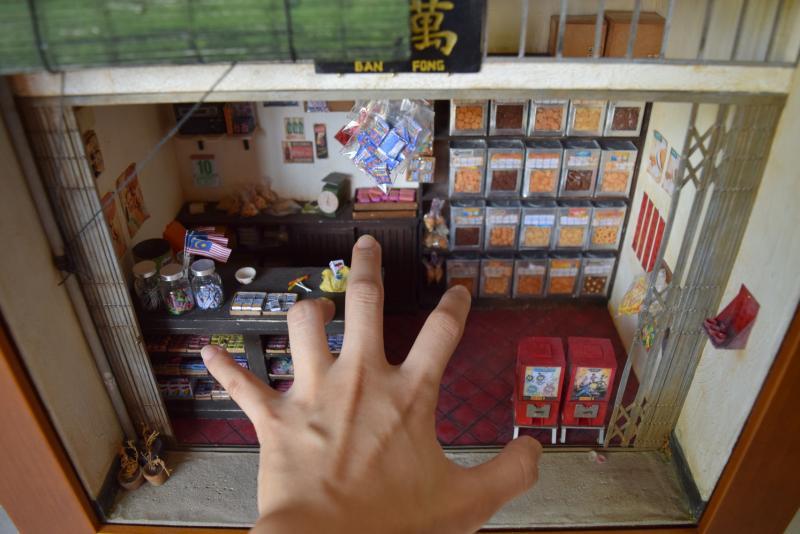 袖珍杂货店“万丰杂货店”有林佩雯小时候到零食店买零食的回忆。