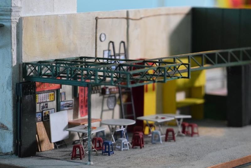 林佩雯受吉隆坡鬼仔巷的老咖啡店何九茶室启发，制作了袖珍何九茶室模型。