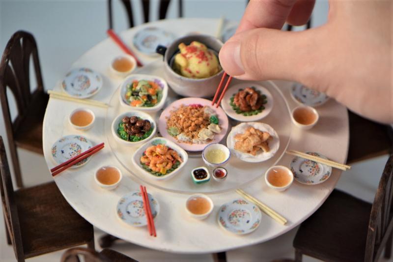 林佩雯为顾客制作的袖珍团圆饭模型。