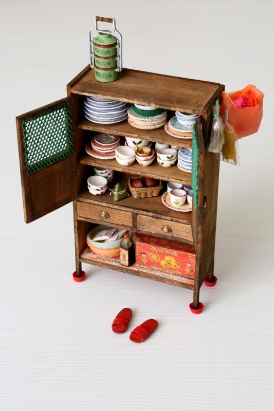 “南洋食光”橱柜里头的细节，反映了当年的生活面貌。（龙国雄摄）