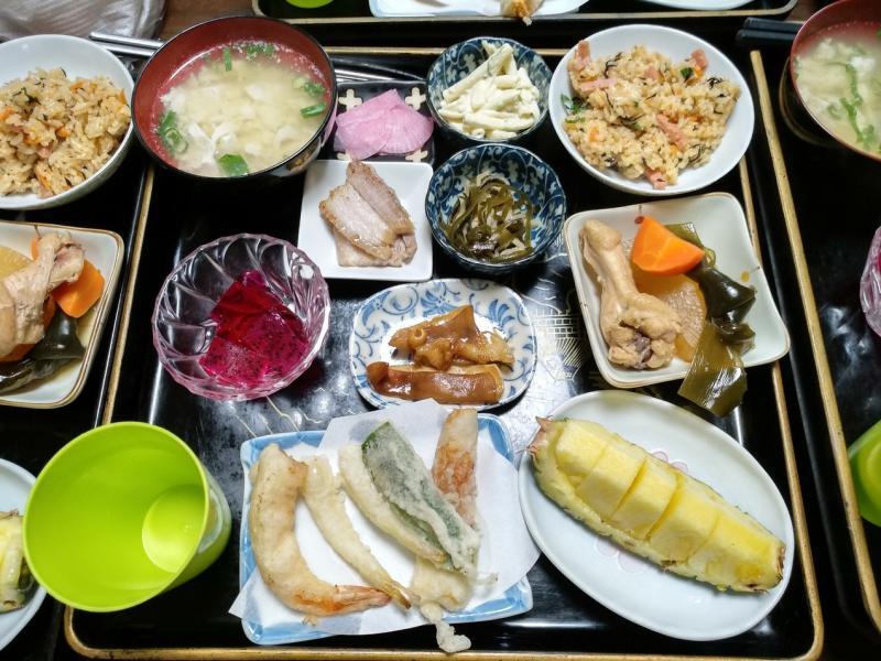 独具一格的“冲绳岛餐”上桌了。