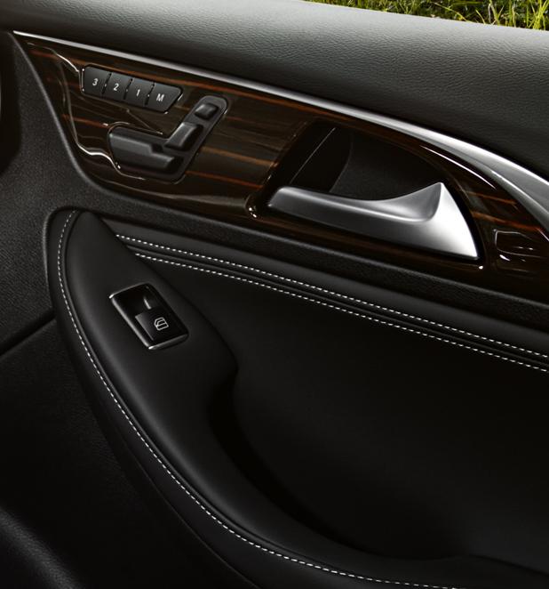 QX30的车室与马赛地雷同,前座座椅的电动操控在门边,按钮的排阵是椅子的造型,是马赛地的典型标志。