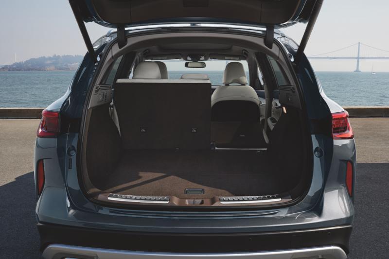 QX50的尾厢有感应器,能用脚晃动开启。