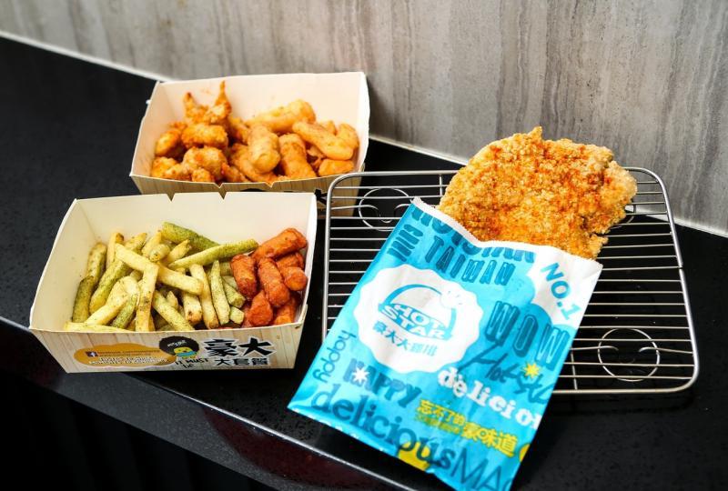 豪大大鸡排在全世界的门店坚持一律不切,以便锁住鸡排的肉汁。(叶振忠摄)