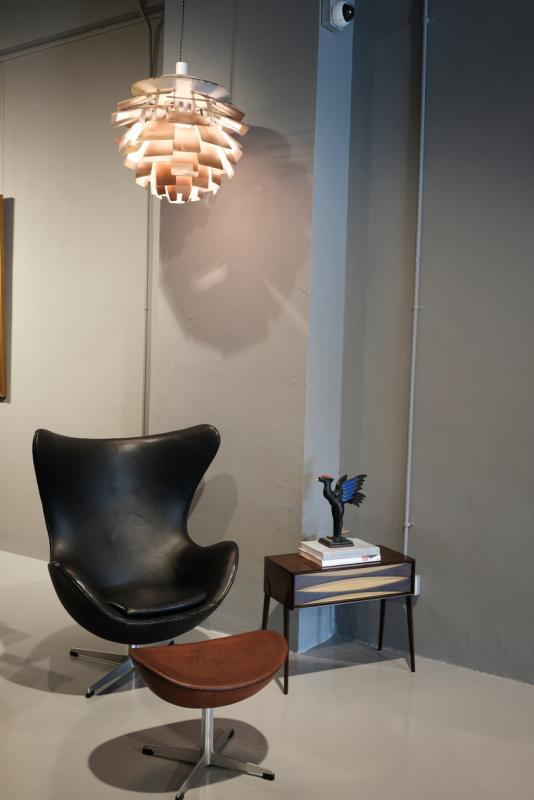 阿纳·雅各布森代表作“蛋椅”和阿纳·沃德的旁桌。