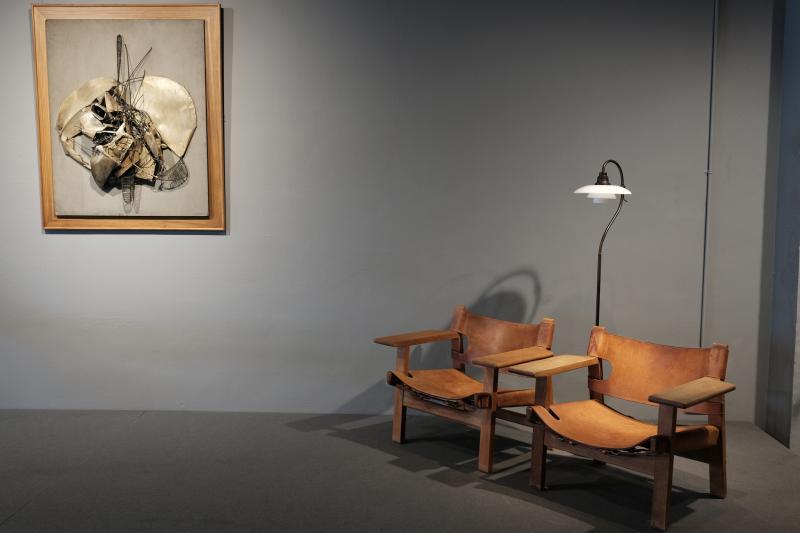 1B2G与艺议艺术顾问公司在陈文烈大厦打造“现代空间”陈列厅,让丹麦设计师现代家具经典(布吉·莫根森的西班牙椅)与现代绘画精品(我国画家钟四宾(泗滨)金属浮雕)相得益彰。