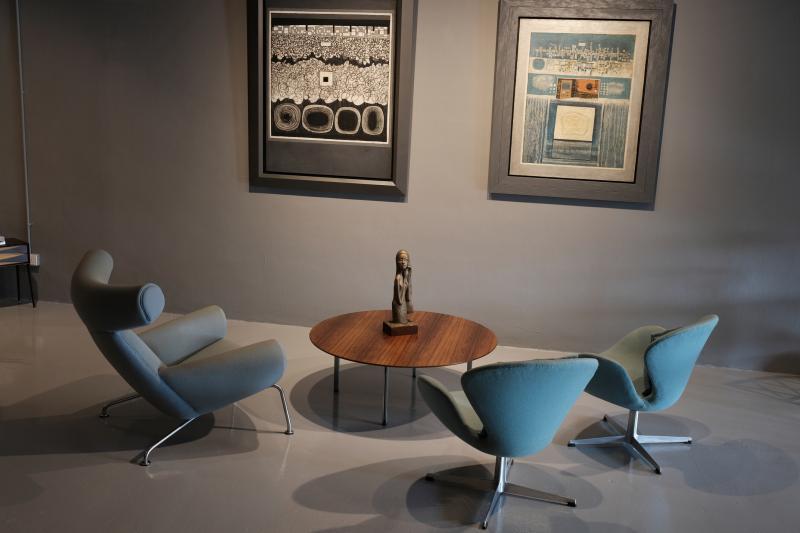 汉斯·韦格纳代表作“爸爸熊椅”(左)与阿纳·雅各布森的两张天鹅椅。