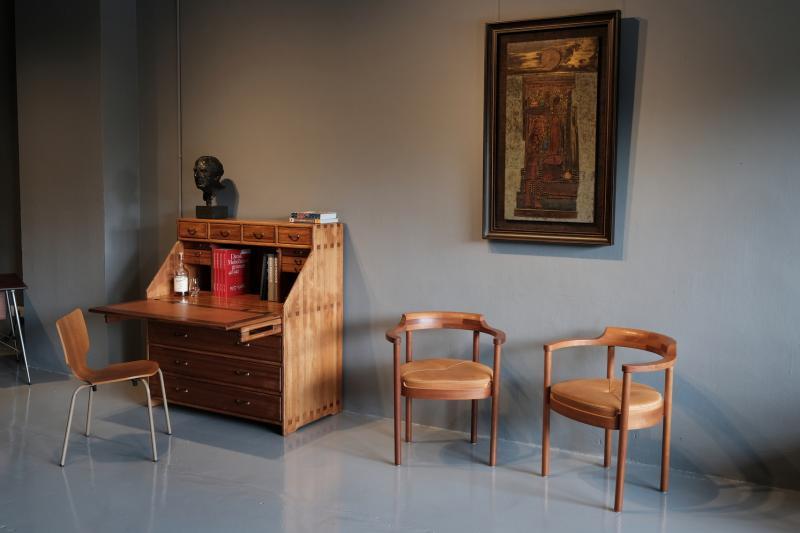 丹麦橱柜木匠Enzio Frohmader的油松书桌以其精湛手工艺,获1976年丹麦橱柜协会的年度家具奖。