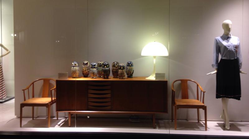 丹麦设计经典配搭时尚精品,汉斯·韦格纳设计的中国椅和阿纳·沃德的橱柜。