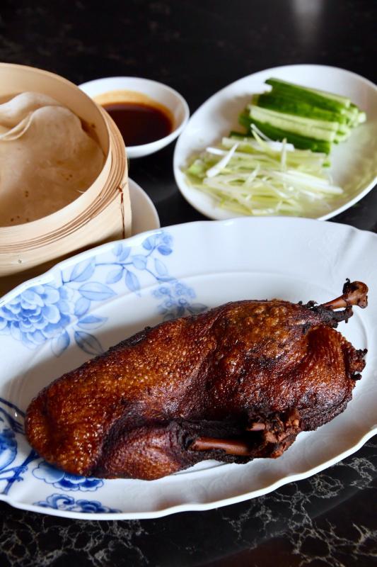 陈文祥擅长烹煮香酥鸭，搭配粤式传统手工馍馍、泰国青瓜丝和青葱苗。