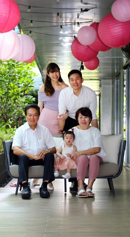 郑珍妮与丈夫郑廷匡、女儿,以及父亲郑海船和母亲周玉心。