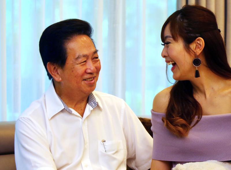 郑珍妮(右)接下父亲郑海船的业务后,有更多时间与他相处,弥补了她成长期父亲因工作忙碌常常不在身边的遗憾。