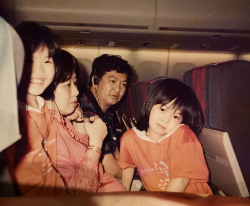 平日忙于殡葬业的郑海船,还是会抽出时间带年幼的女儿出游。(受访者提供)