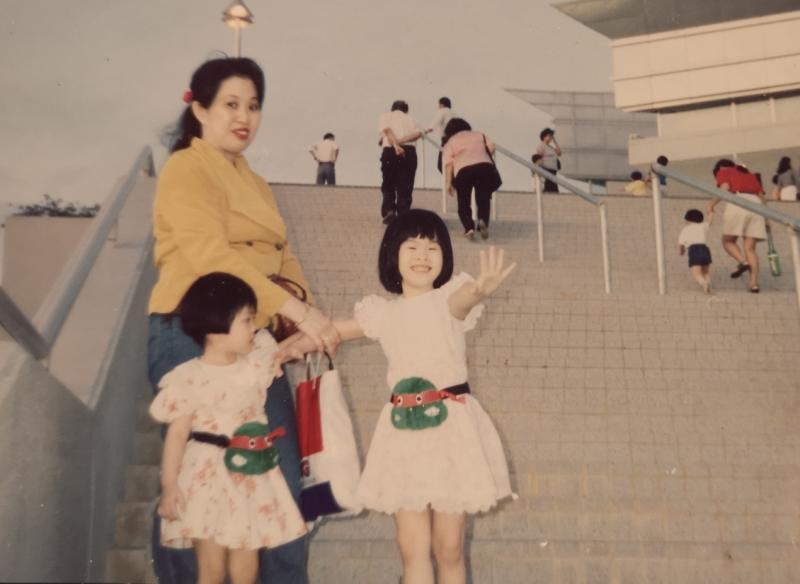 母亲周玉心非常保护郑珍妮(右一)和妹妹。(受访者提供)