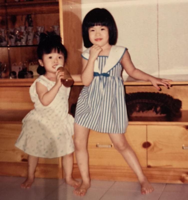 母亲希望郑珍妮(右)能作为妹妹的榜样,所以对她管教比较严。(受访者提供)