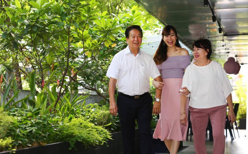 父母虽离异,郑珍妮(中)通过家庭聚会把他们联系起来,让他们找到新的相处方式。