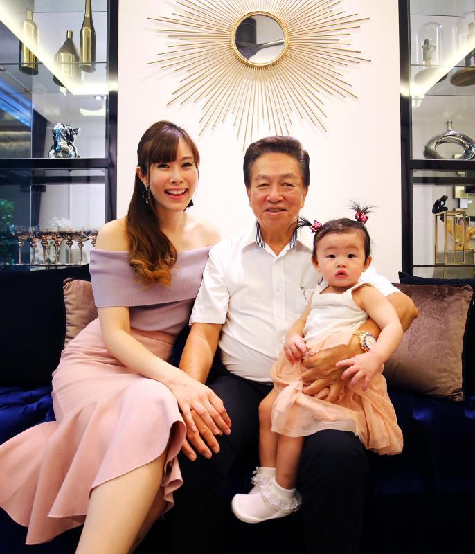 郑珍妮(左)相信孝顺父母很重要,并希望自己能成为女儿Skyla的榜样。