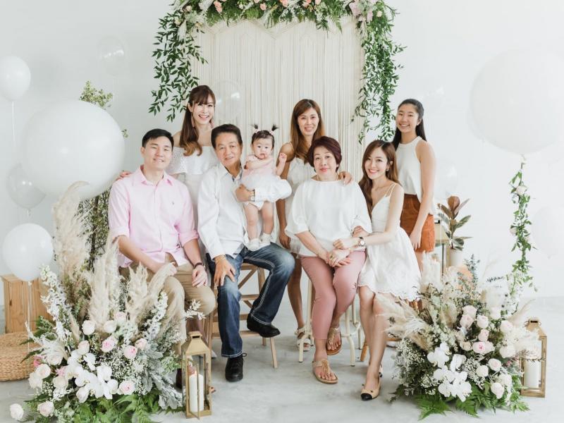 郑珍妮在女儿Skyla(图中婴孩)满周岁时,与家人拍家庭照。后排左起:郑珍妮、郑珍妮同父异母的姐姐及她的女儿;前排左起:郑珍妮的丈夫郑廷匡、父亲郑海船、母亲周玉心与妹妹。(受访者提供)