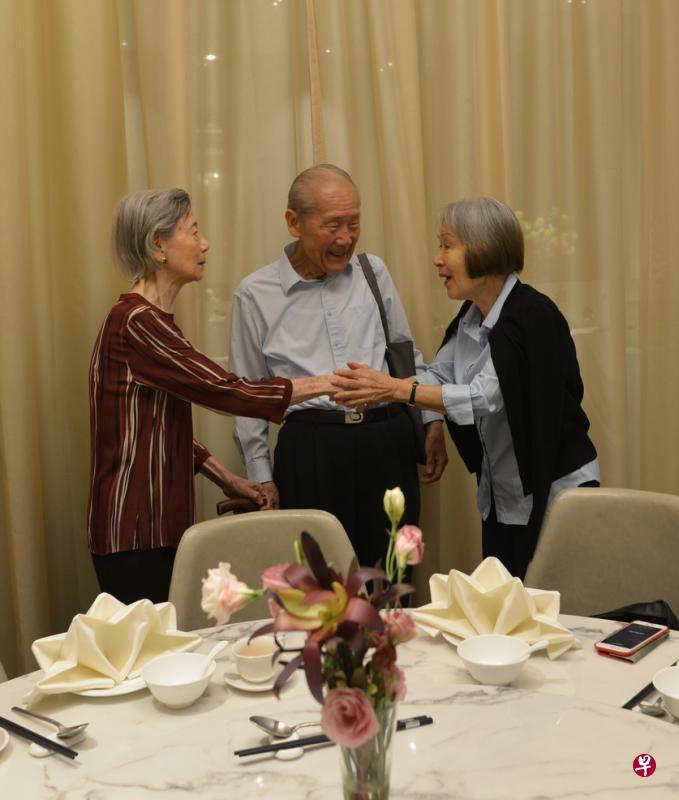 王赓武(中)与妻子林娉婷(左)1950年代在英国与黄逸梵有数面之缘。他们日前在本地与黄逸梵晚年密友邢广生(右)聚首。(戴柔星摄)