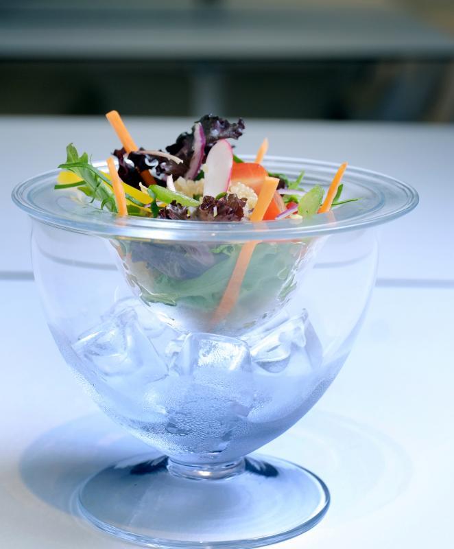 抗氧化沙拉：紫菠菜、胡萝卜、灯笼椒、小番茄、小小米和黄梨汁提味。