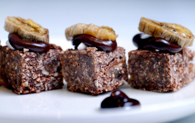 巧克力香蕉高纤小点：巧克力、香蕉加上发芽美国杏仁、干椰丝和有机生可可粉制成的高纤维小点。