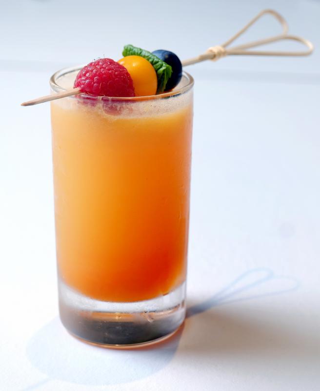 冷榨蔬果汁选用特级羽衣甘蓝、黄瓜、芹菜、荷兰芹、柠檬，有助净化消化系统。