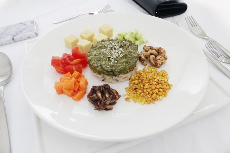 缅甸茶叶糙米（消化餐主食），选用糙米、鹰嘴豆、豆腐、番茄、黄瓜、腰果、酸橙叶、薄荷叶、泰国罗勒叶、香菜和叻沙叶，有助保持健康的肠道。（受访者提供）