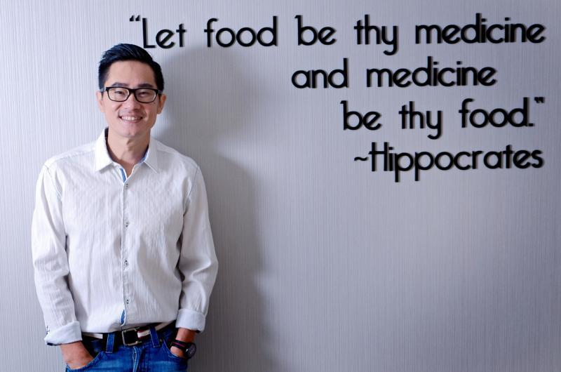 馆长冯建文每天早上起身必定先打一套太极功法，从太极拳、棍、剑到功夫扇，然后再外出跑10公里。