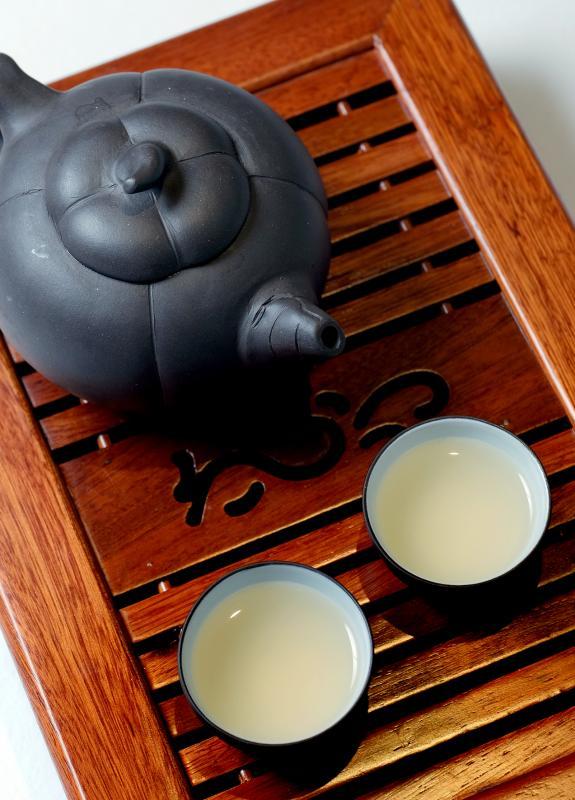 皮肤排毒茶选用当归、党参、牡丹根和红枣泡制。