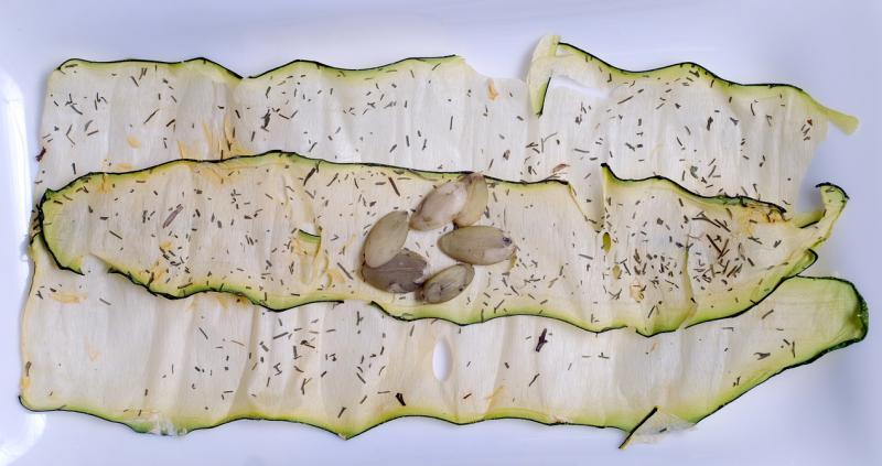 迷迭香西葫芦片：嫩西葫芦切薄片，撒上迷迭香，在低温下风干，以锁住蔬菜的营养。