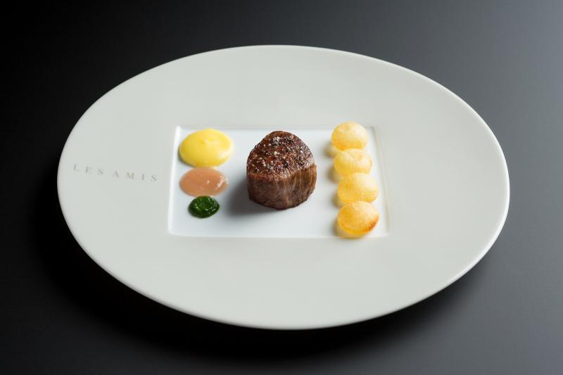 Les Amis餐馆的招牌顶级和牛扒。