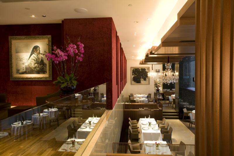 Les Amis是米其林二星餐馆,从布置、装饰到餐具都走高端欧式路线。