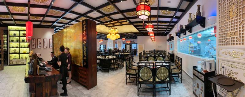 位于德福工业区的品珍宫中餐馆，装潢别致，还有开放式厨房，入门便可见。